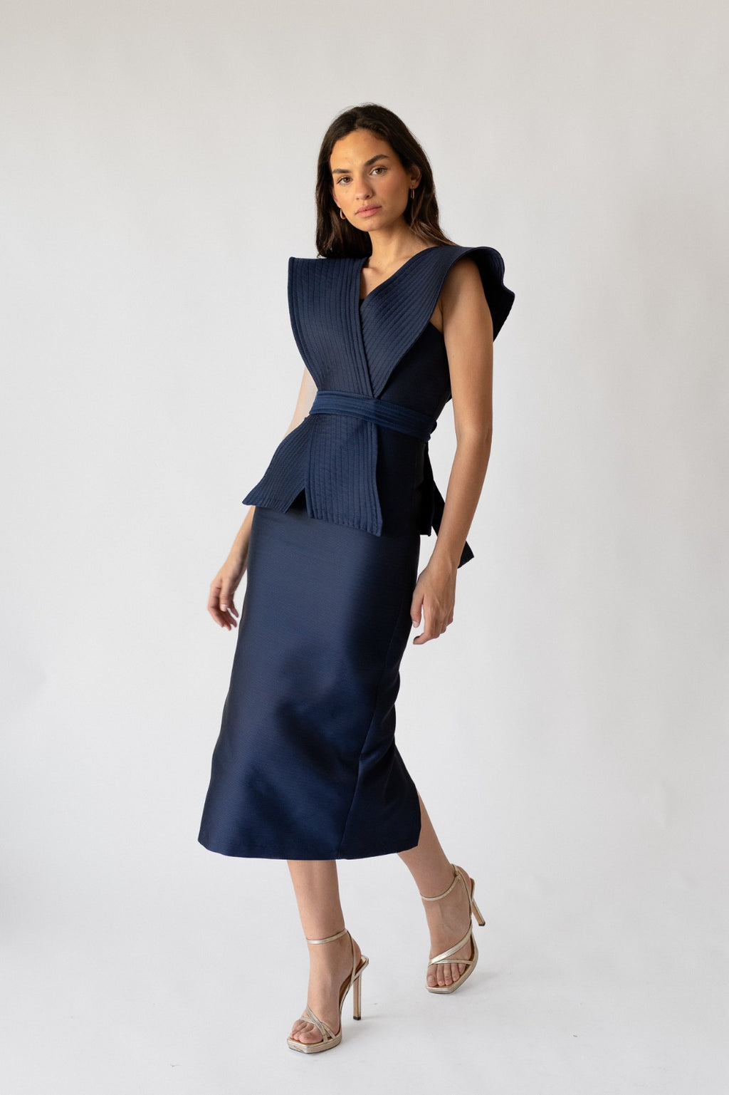 Vestido Eugenia: Diseño Midi En Mikado ideal para Lucir como Invitada en Ocasión Especial.