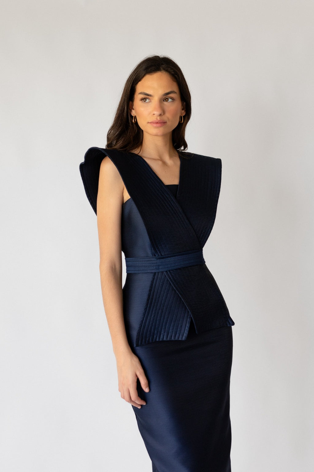 Vestido Eugenia: Diseño Midi En Mikado ideal para Lucir como Invitada en Ocasión Especial.