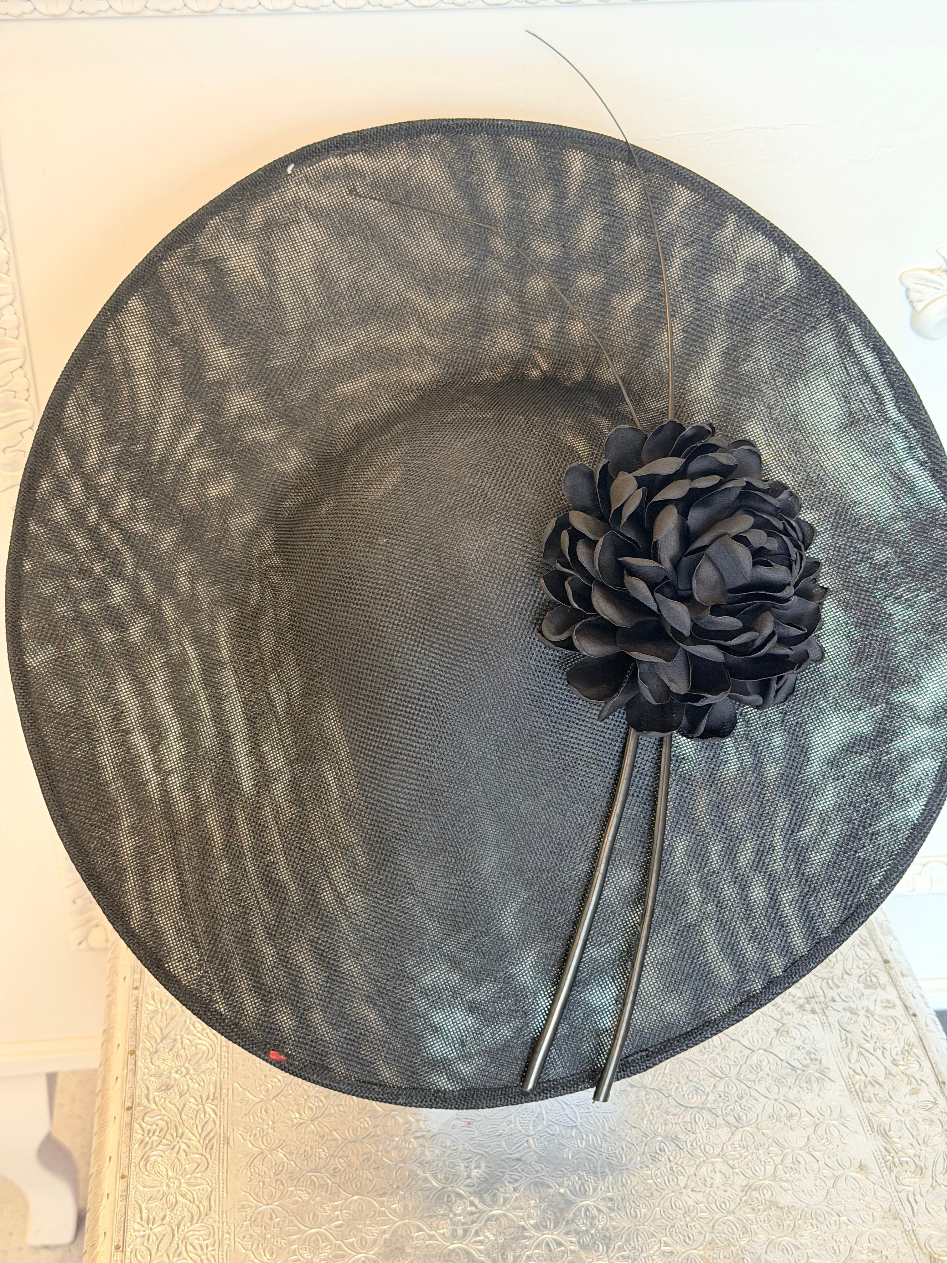 Pamela Petunia: Ideal para Complementar Tu Look de Invitada de Día