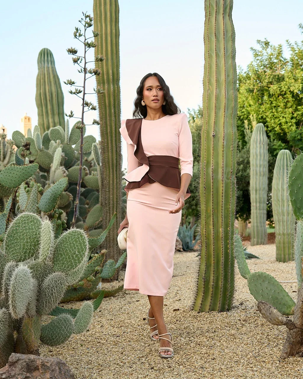 Vestido Esther: Sofisticación Midi con Peplum en Contraste
