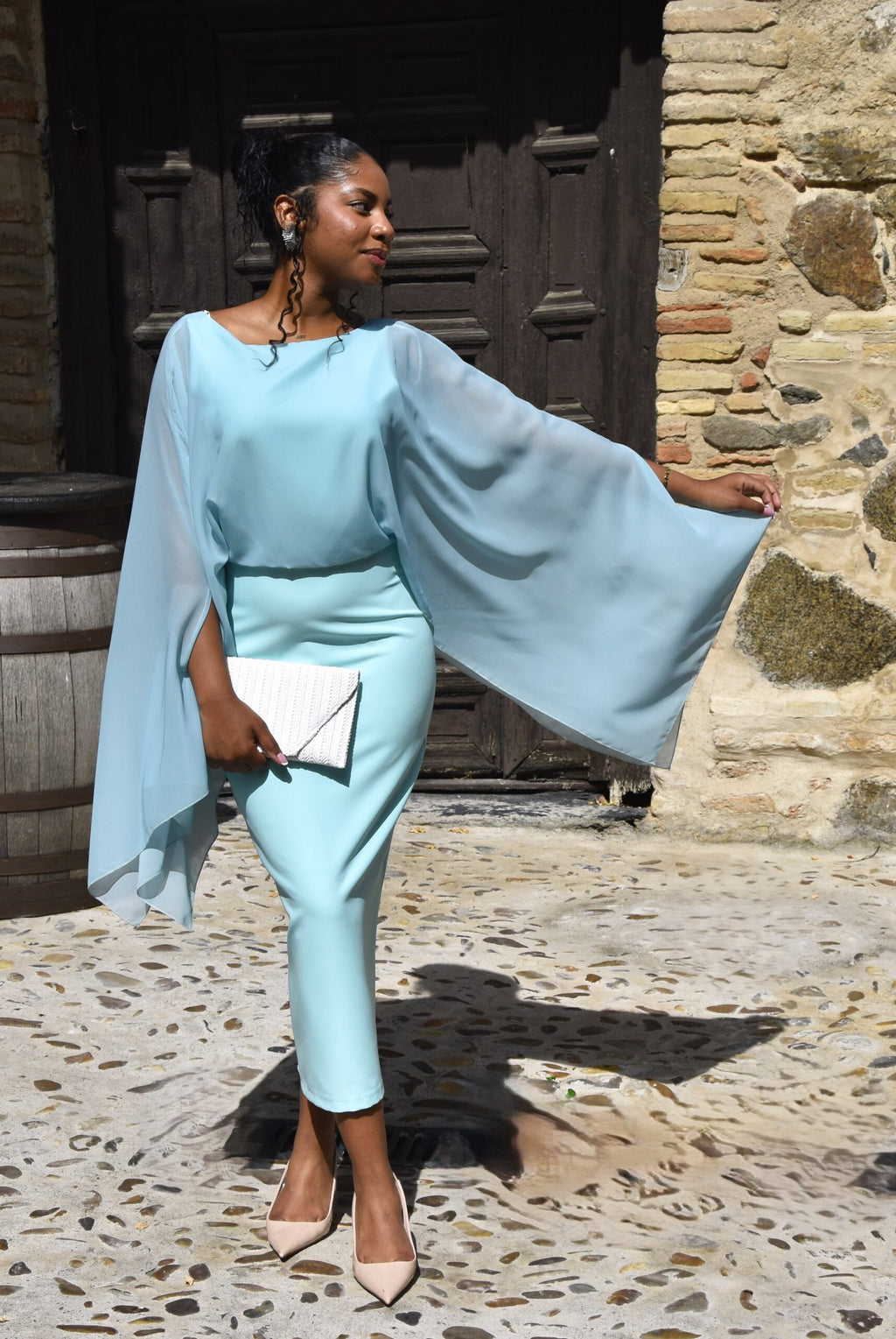 Vestido Aladina: Corte Midi con Capa Elegante | Invitada de Boda Made in Spain