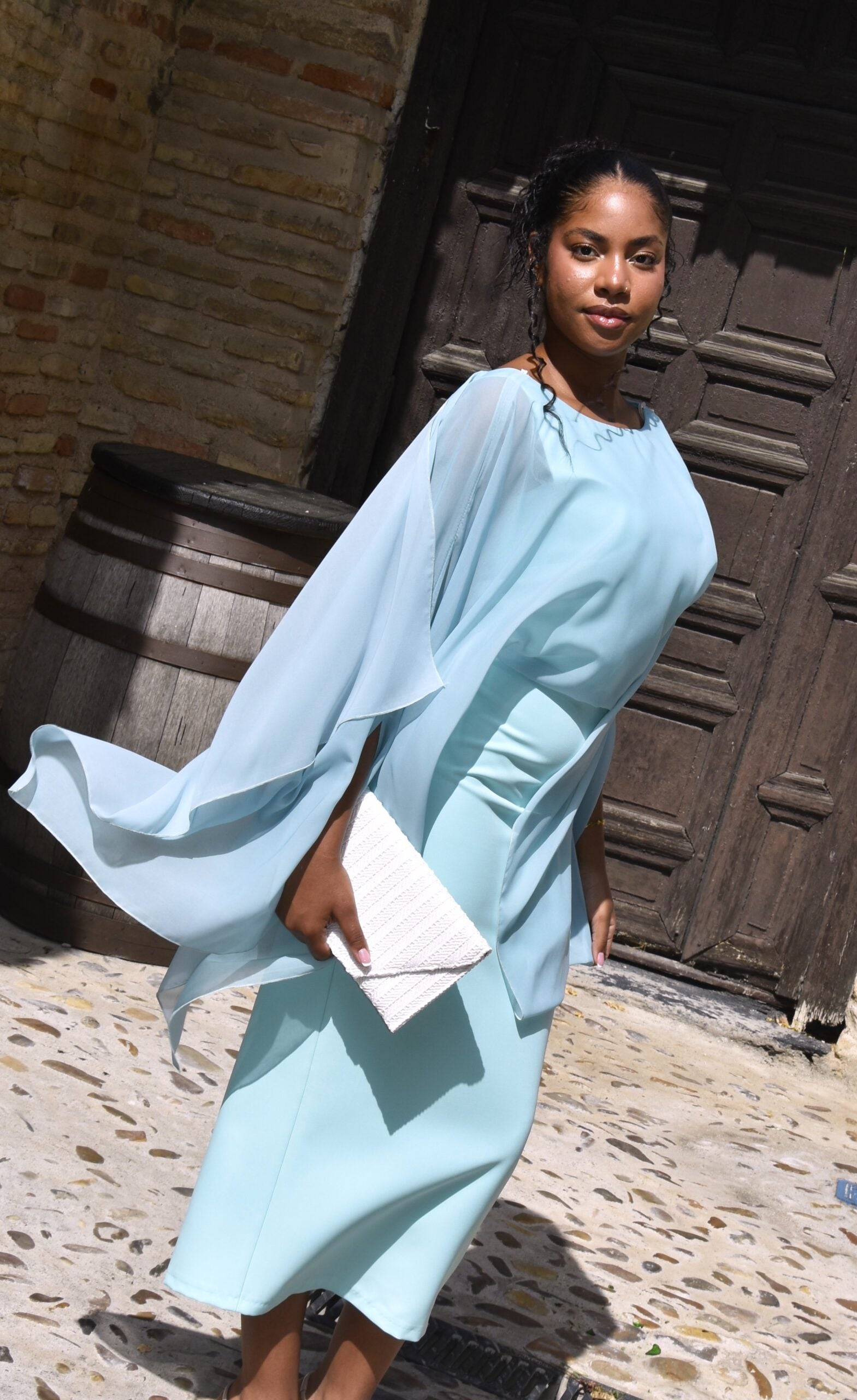 Vestido Aladina: Corte Midi con Capa Elegante | Invitada de Boda Made in Spain