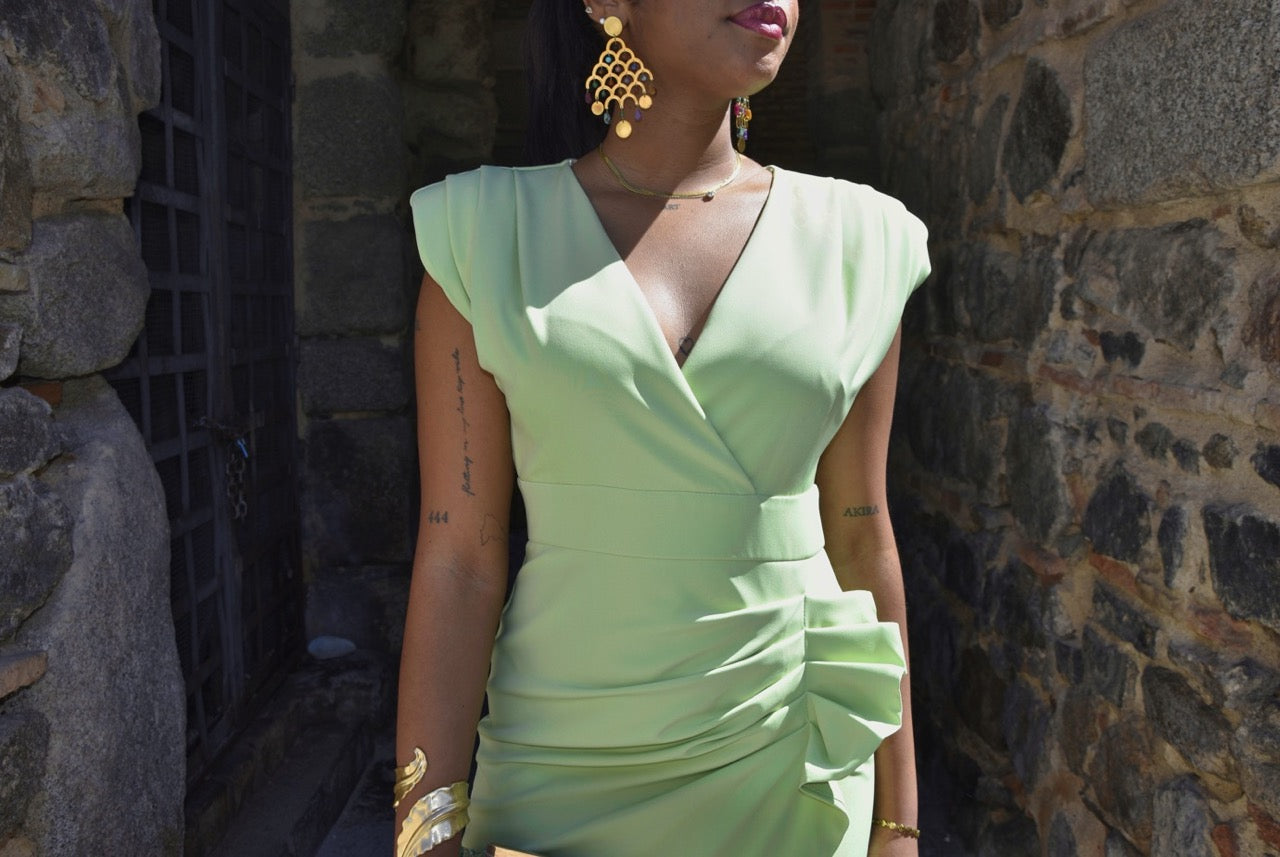 Vestido Clara: Midi con Fruncido Central y Hombreras | Color Pistacho Made in Spain
