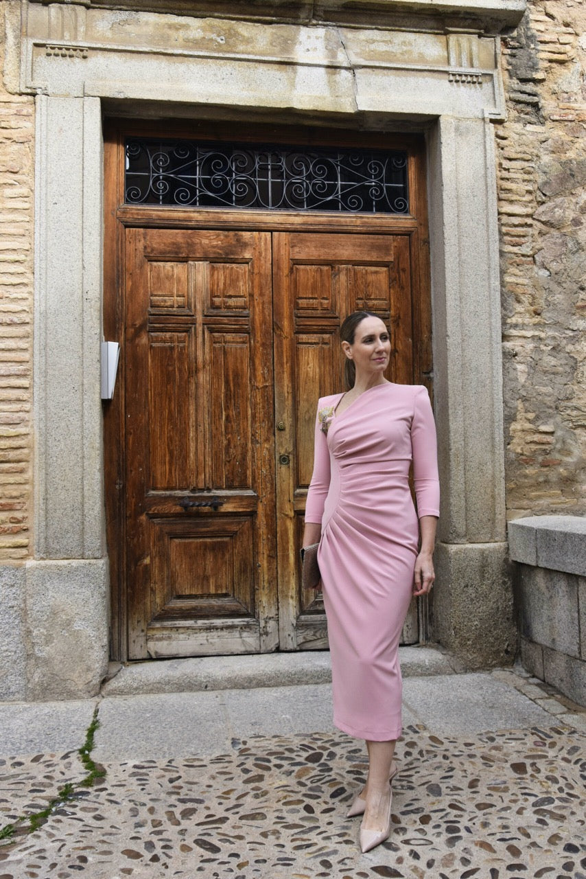 Vestido Clavel: Corte Midi con Fruncido Estilizador y Detalle en Hombro | Made in Spain