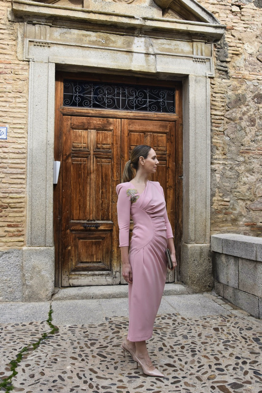 Vestido Clavel: Corte Midi con Fruncido Estilizador y Detalle en Hombro | Made in Spain