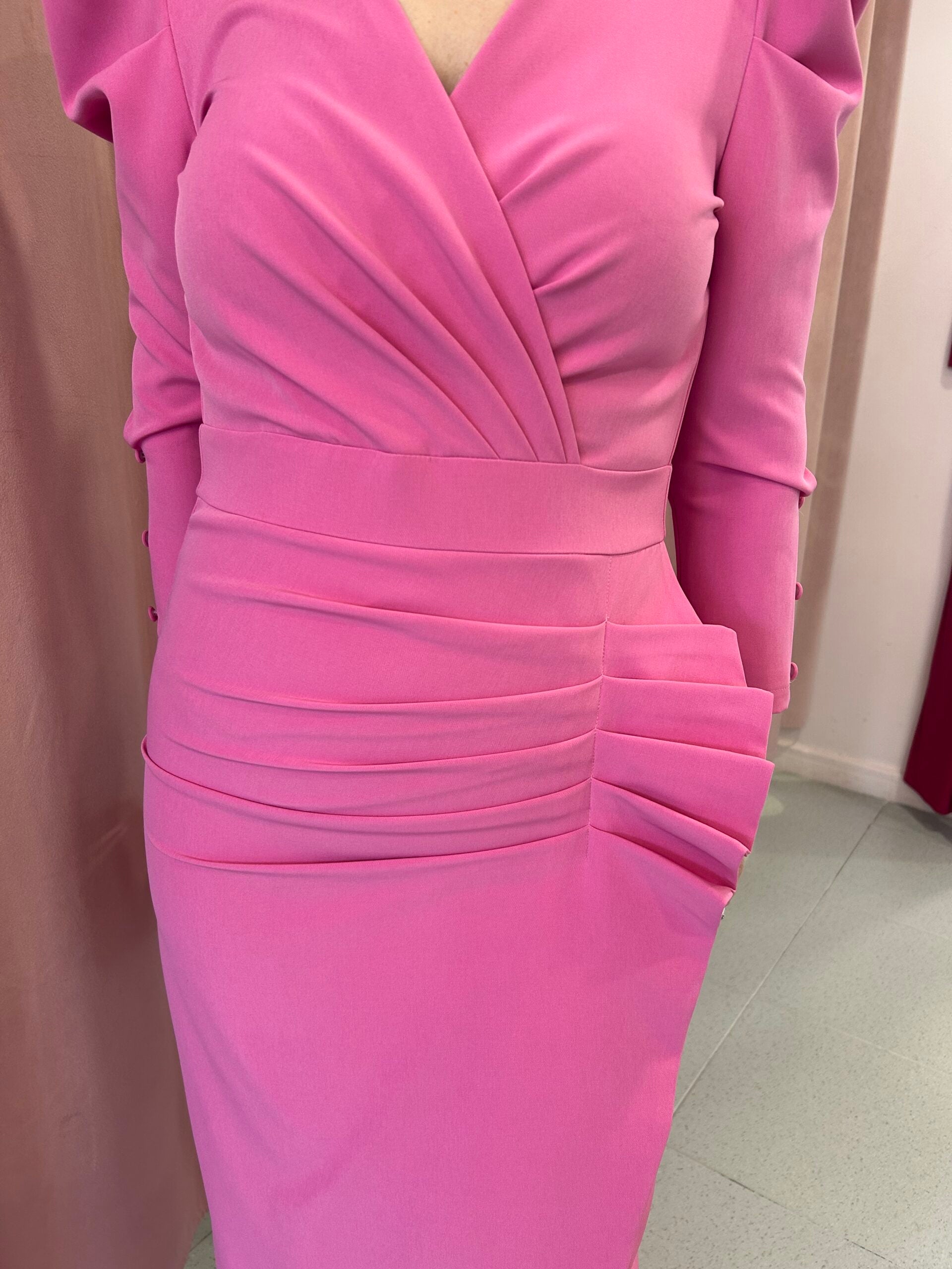 Vestido Laura: Elegancia Larga con Hombreras y Fruncido Estilizador | Made in Spain