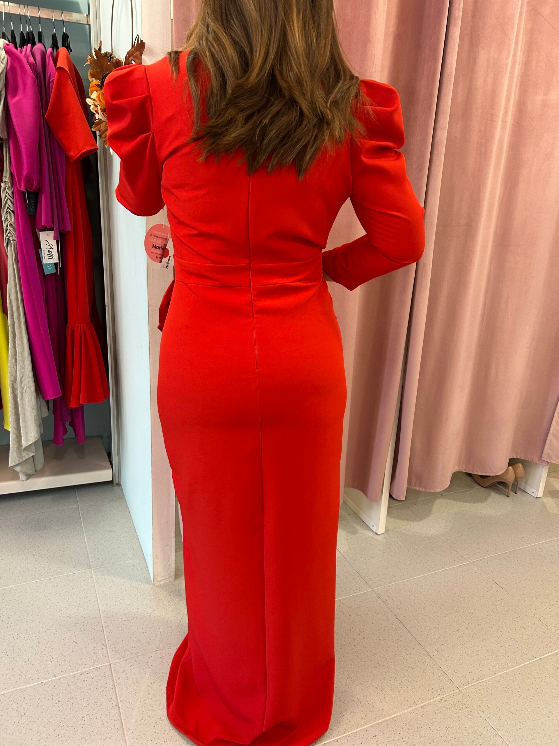 Vestido Laura: Elegancia Larga con Hombreras y Fruncido Estilizador | Made in Spain