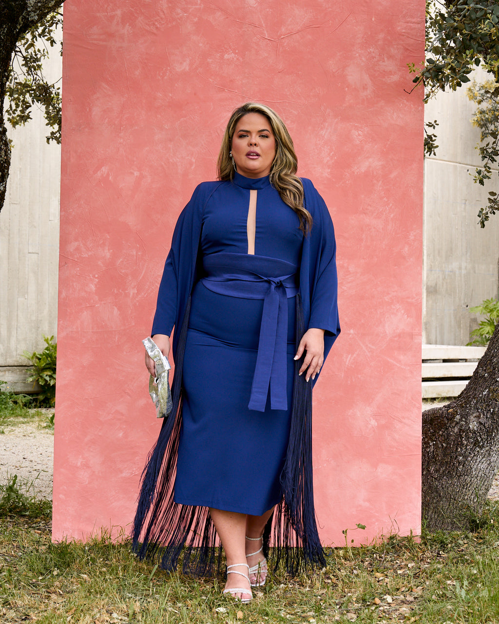 Vestido Sevilla: Maxi Capa Con Flecos aportando Movimiento