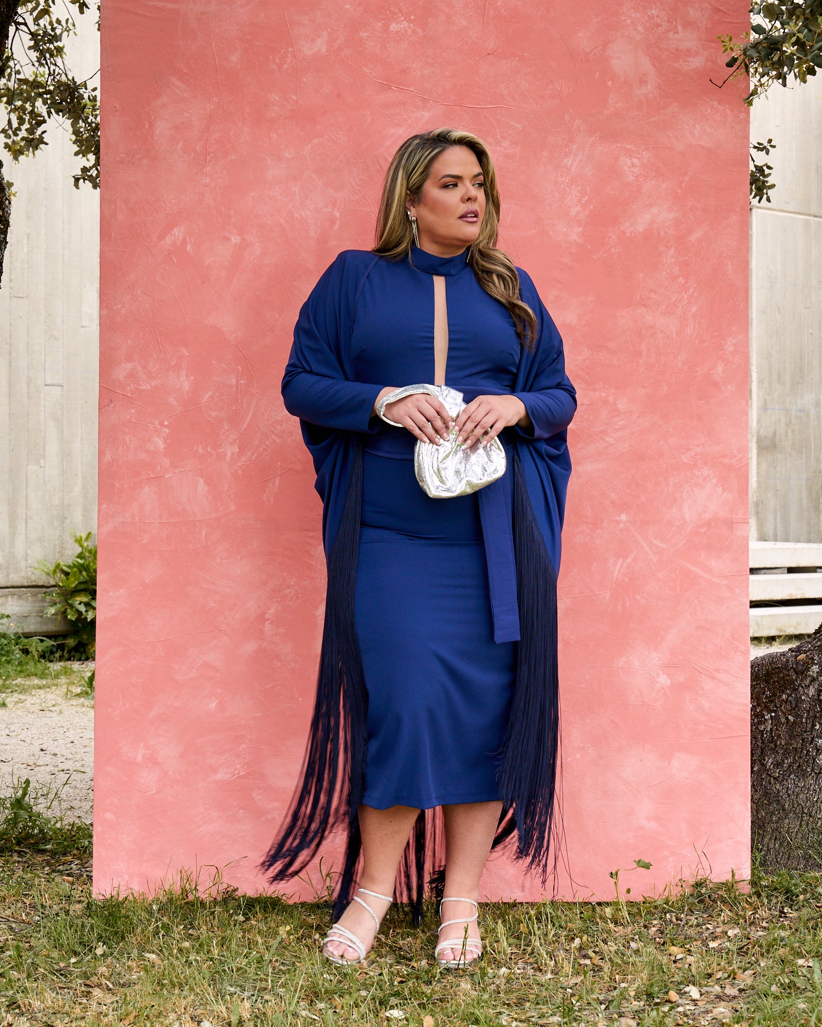 Vestido Sevilla: Maxi Capa Con Flecos aportando Movimiento