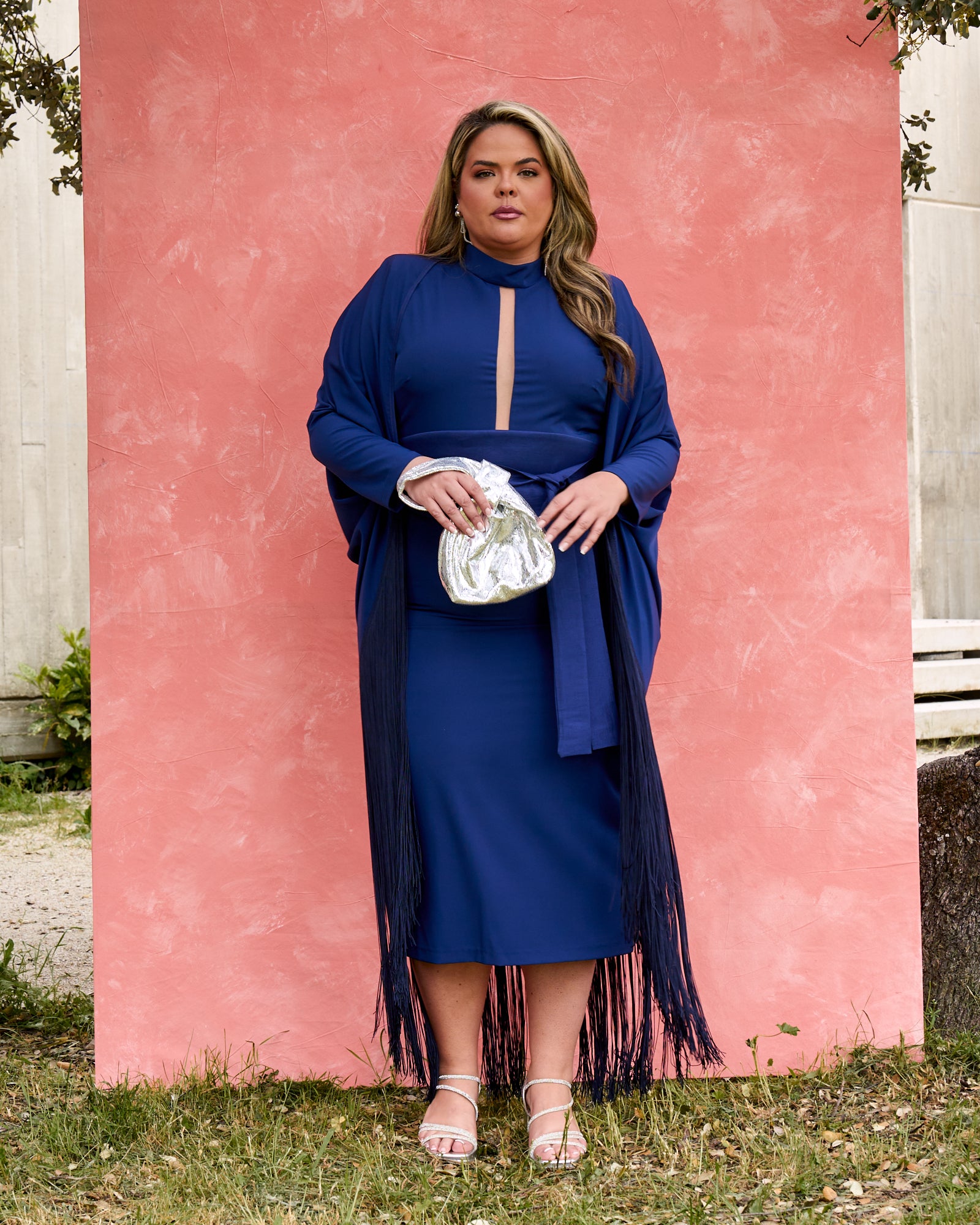 Vestido Sevilla: Maxi Capa Con Flecos aportando Movimiento