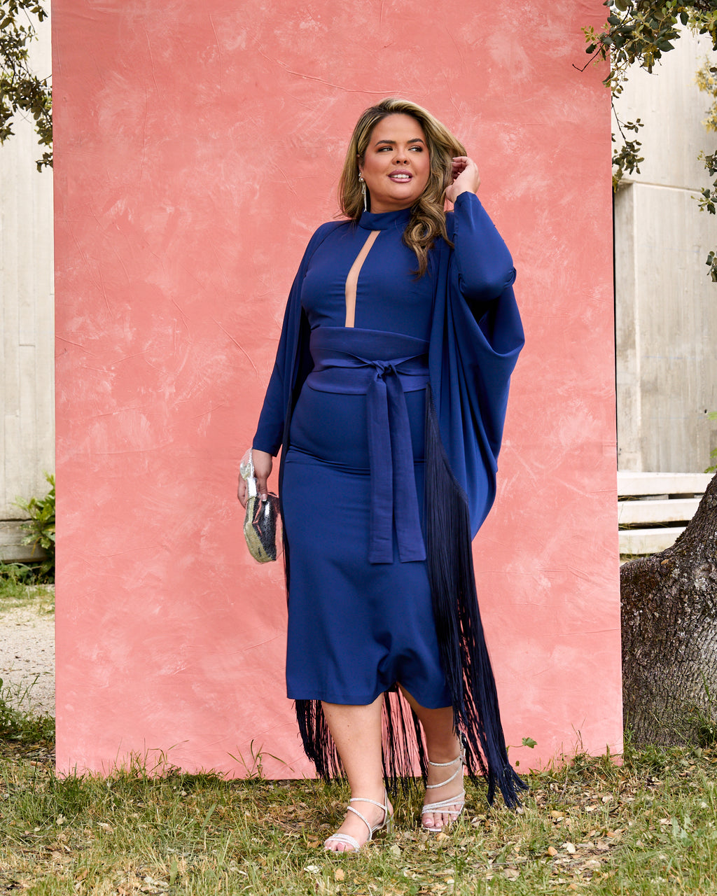 Vestido Sevilla: Maxi Capa Con Flecos aportando Movimiento