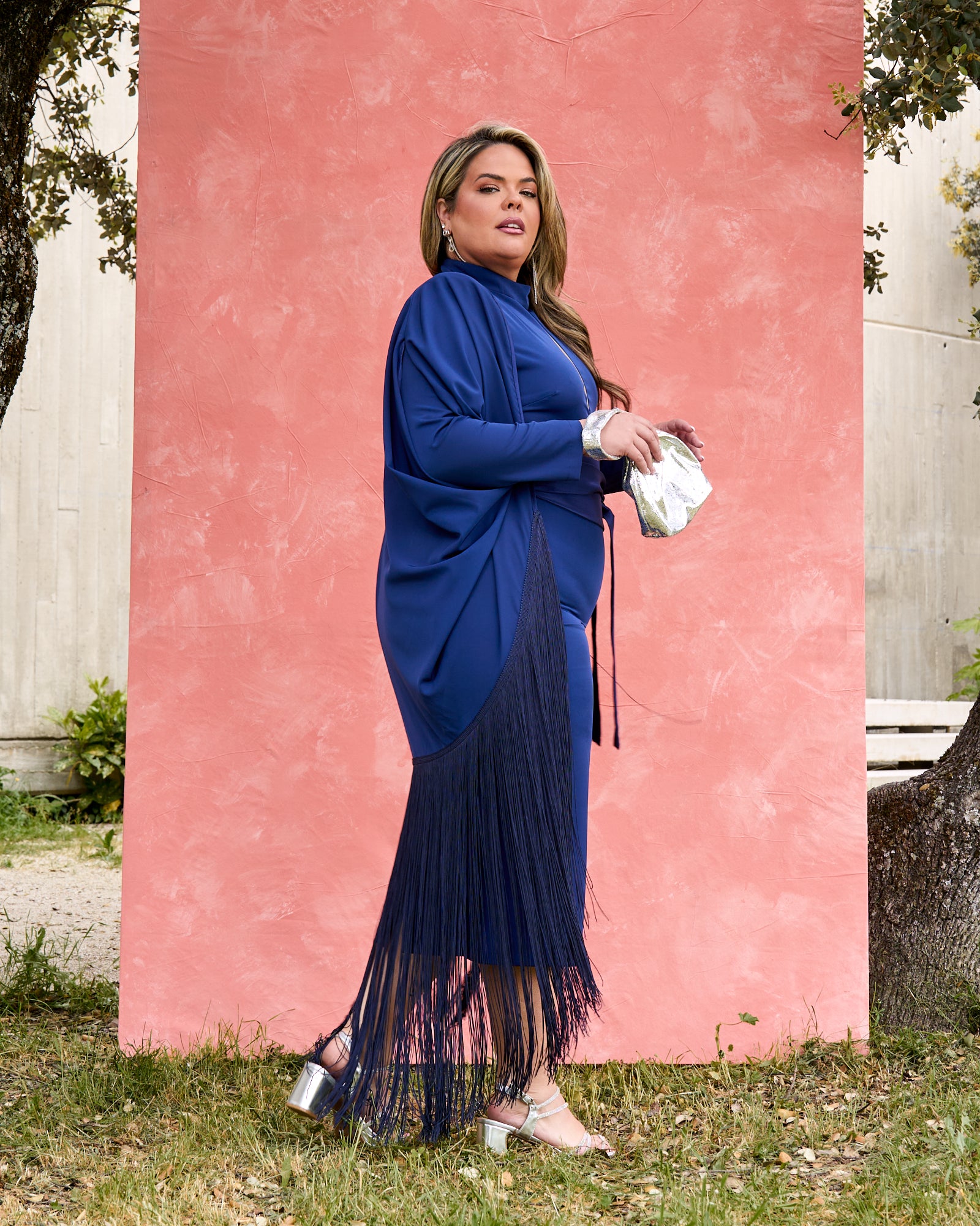 Vestido Sevilla: Maxi Capa Con Flecos aportando Movimiento
