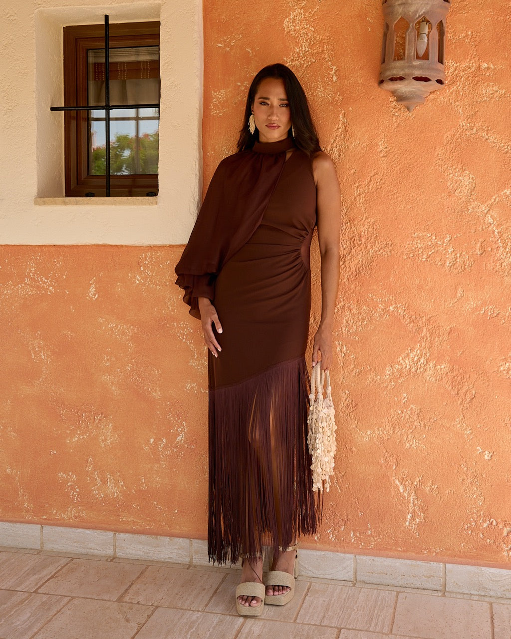Vestido Daugter: Elegancia Midi con Escote Asimétrico, Manga de Gasa y Flecos para Invitada