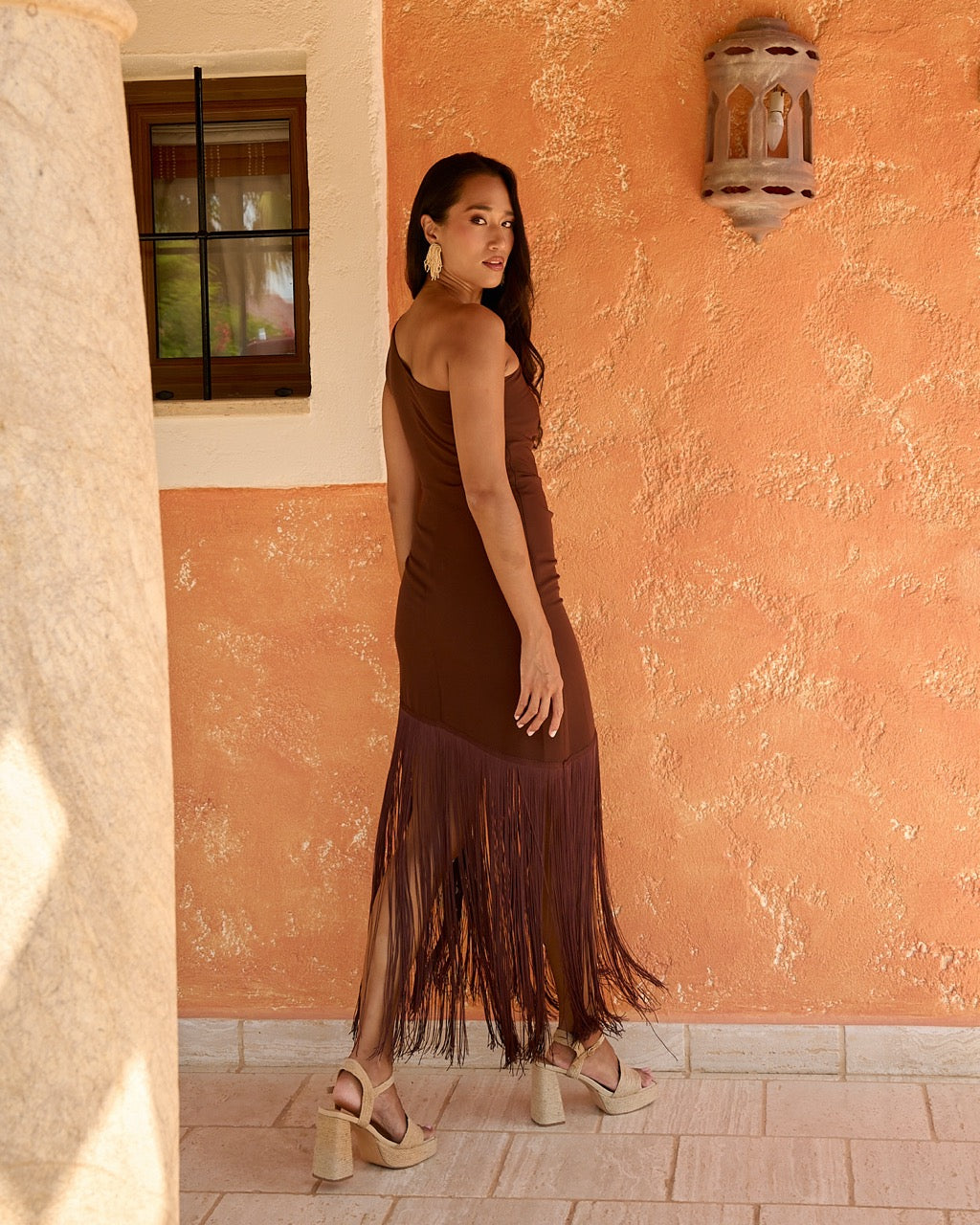 Vestido Daugter: Elegancia Midi con Escote Asimétrico, Manga de Gasa y Flecos para Invitada