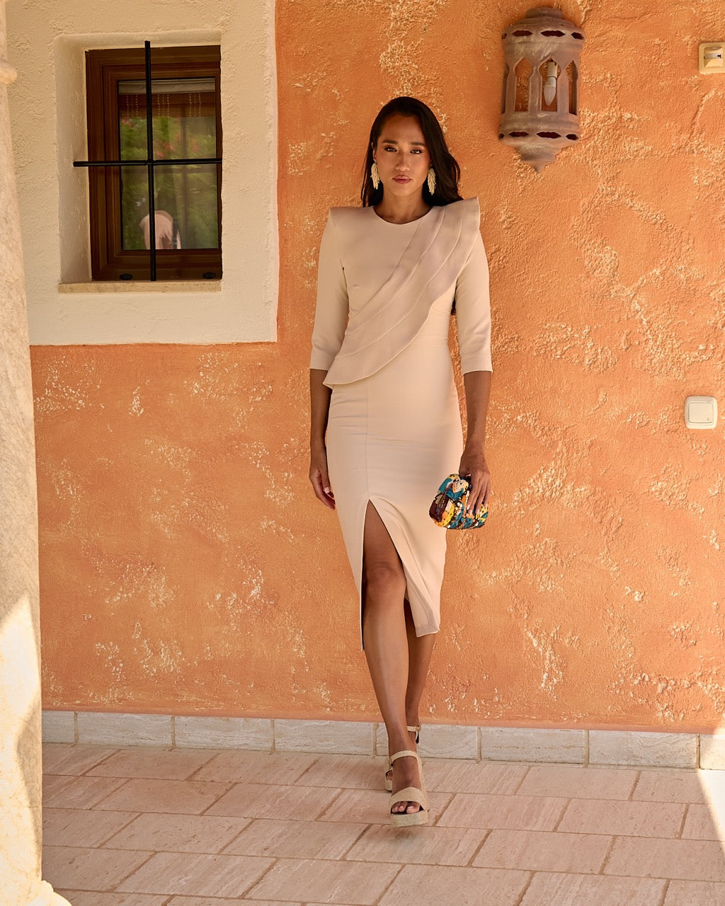 Vestido Macarena: El Poder de la Silueta con Volante Lateral