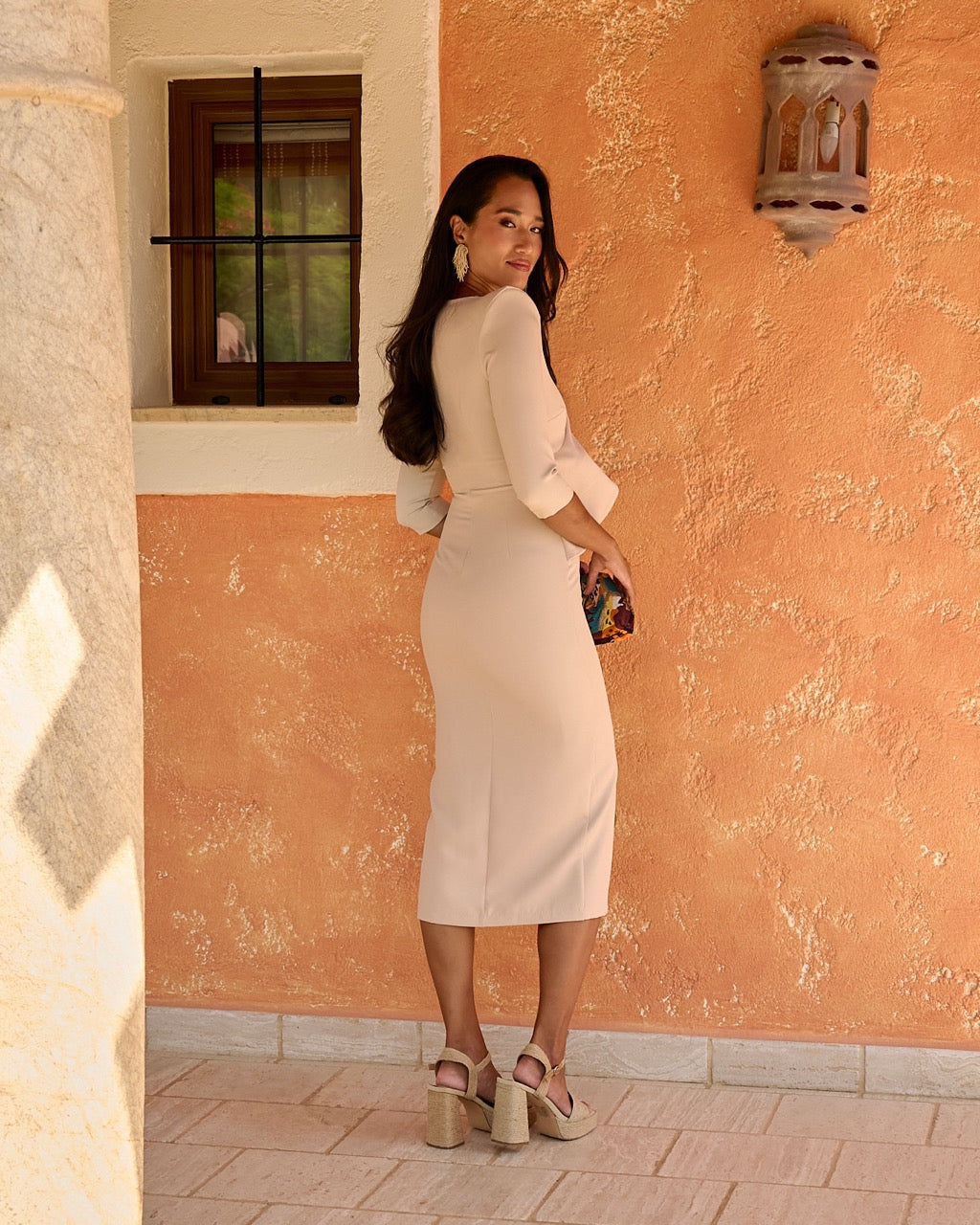 Vestido Macarena: El Poder de la Silueta con Volante Lateral