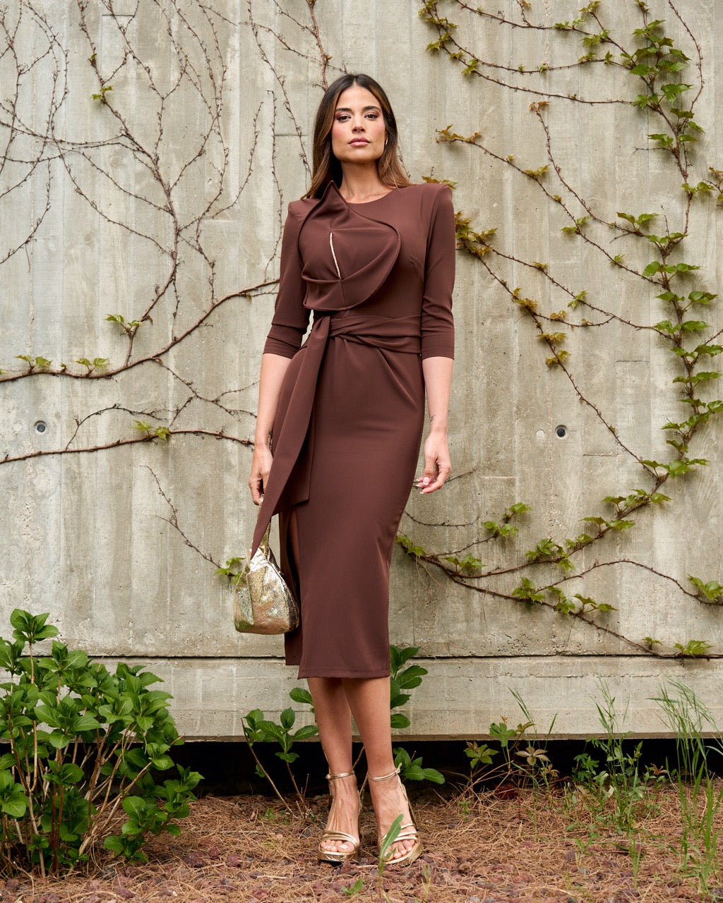 Vestido Vega: Elegancia en Chocolate y Detalle Escultural